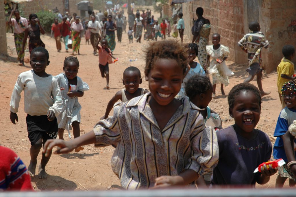 Bambini repubblica centrafricana corrono felici