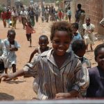 Bambini repubblica centrafricana corrono felici