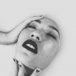 viso che emerge dall'acqua