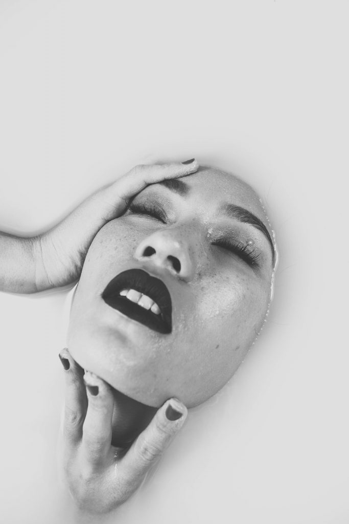 viso che emerge dall'acqua